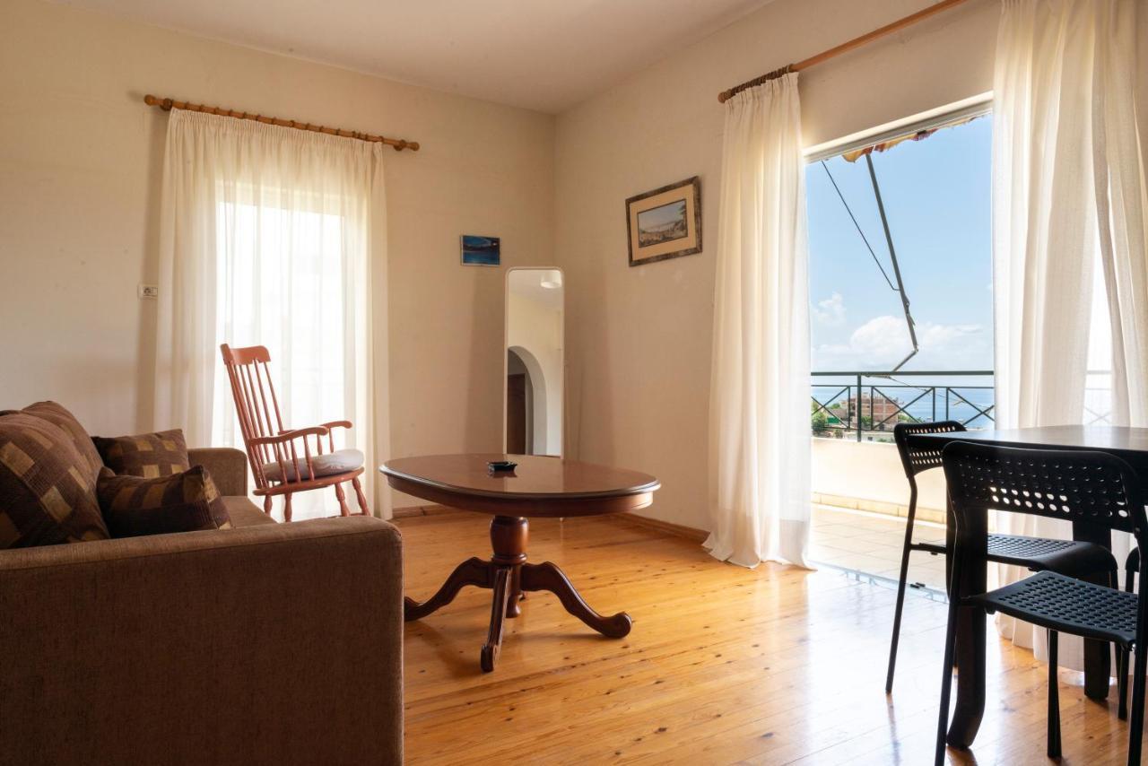 Janakis Apartments Himarë Eksteriør billede